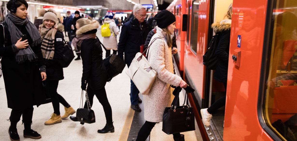 Metrojen ovilla käydään usein hiljaisia valtataisteluita, kuka saa kulkea ensin. Kuva: Juhani Niiranen