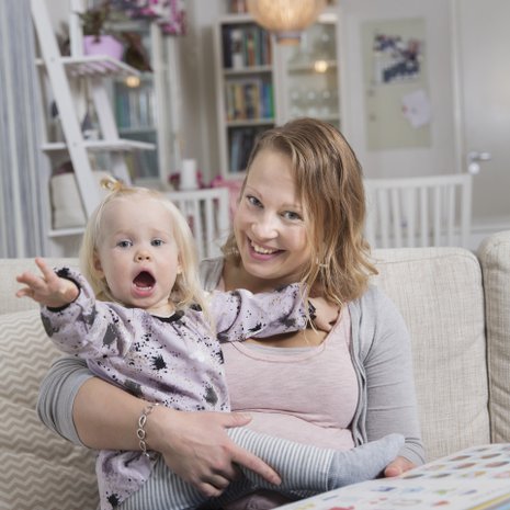 Tanssinopettajana työskentelevällä Sonja Vänskällä on kolme lasta, joista nuorin on yksivuotias Adelia. Kuva: <span class="photographer">Johanna Kokkola</span>