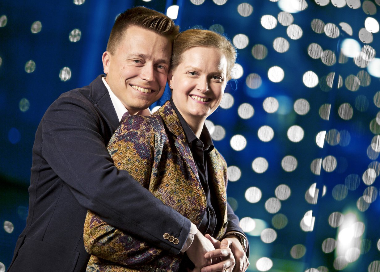”Panttivankiaika toi suhteeseemme lisää syvyyttä. Elämän rajallisuuden tajuaa nyt eri tavalla”, Atte ja Leila Kaleva sanovat. Kuva: Juha Salminen