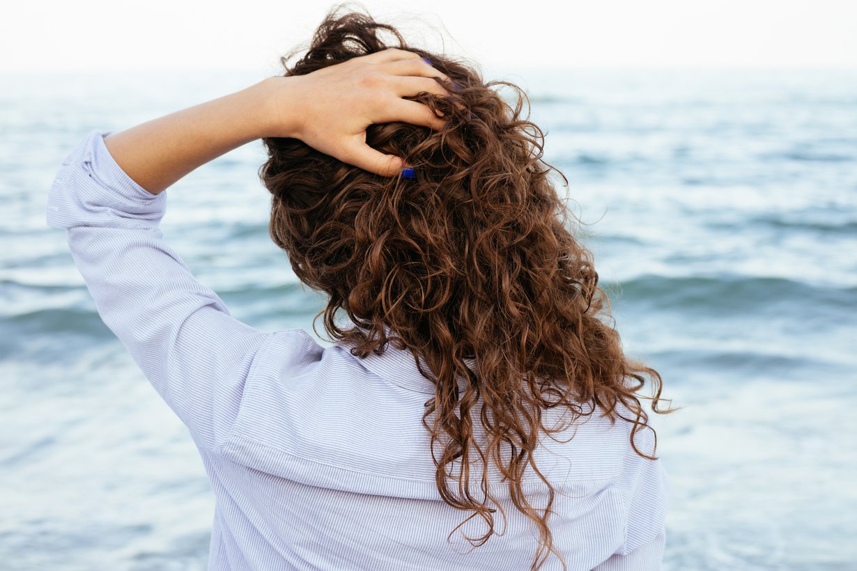 Curly girl -metodin termit voivat aiheuttaa päänvaivaa. Kuva: Shutterstock