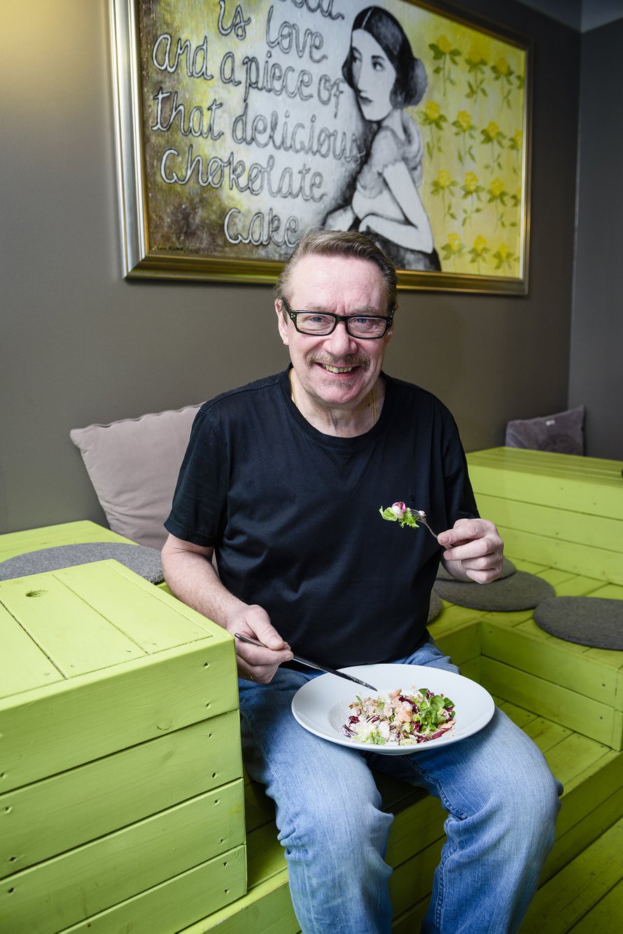 ”Liian tiukka ei saa olla. Omassa versiossani painoneutraalista ruokavaliosta saan syödä mahani täyteen eikä paino nouse”, Jouni Heikkinen sanoo.
