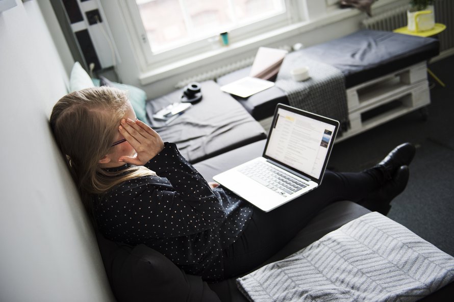 Ai kauhee! Unohdin! Paltsu alkoi jo vartti sitten! Nyt tuli Wilma-merkitä! Kuva: <span class="photographer">Sanoma-arkisto/Emilia Kangasluoma</span>