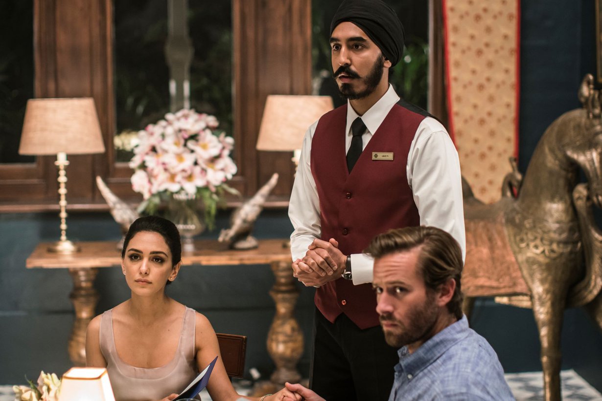 Tarjoilija Arjun (Dev Patel, kesk.) on Hotel Mumbai -elokuvan sankari.