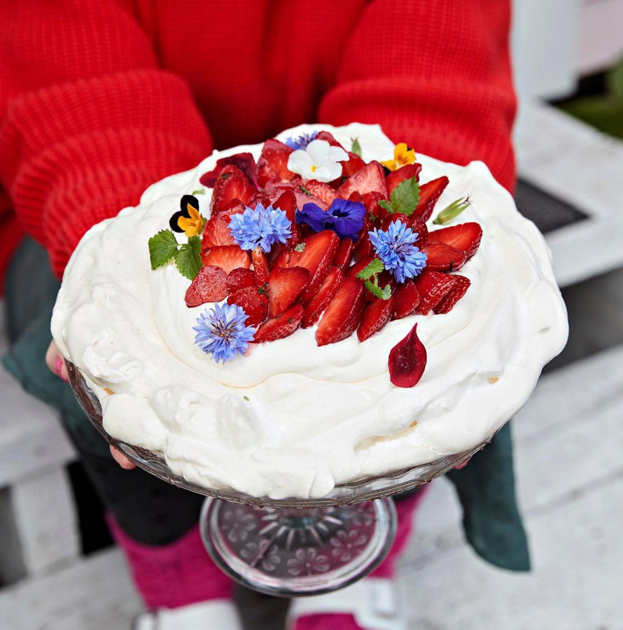 Mansikat? Check! Juhannusruusut? Check! Pavlova on maustettu huumaavan tuoksuisella ruusuvedellä.