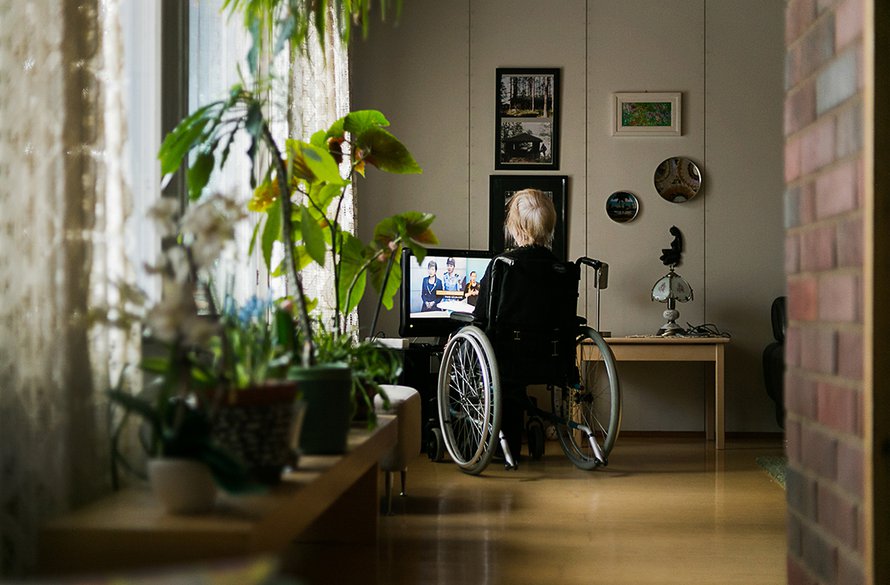 Valokuvaaja Johanna Pahalahden isoäiti katsoo päivisin paljon televisiota. Mieluummin hän juttelisi jonkun kanssa. Kuvat: Johanna Pahalahti