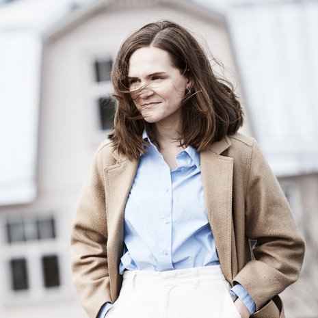 ”Perimmäinen addiktioni on vapaus, siksi rakastan esimerkiksi merta ja surffaamista”, Ronja Salmi sanoo.