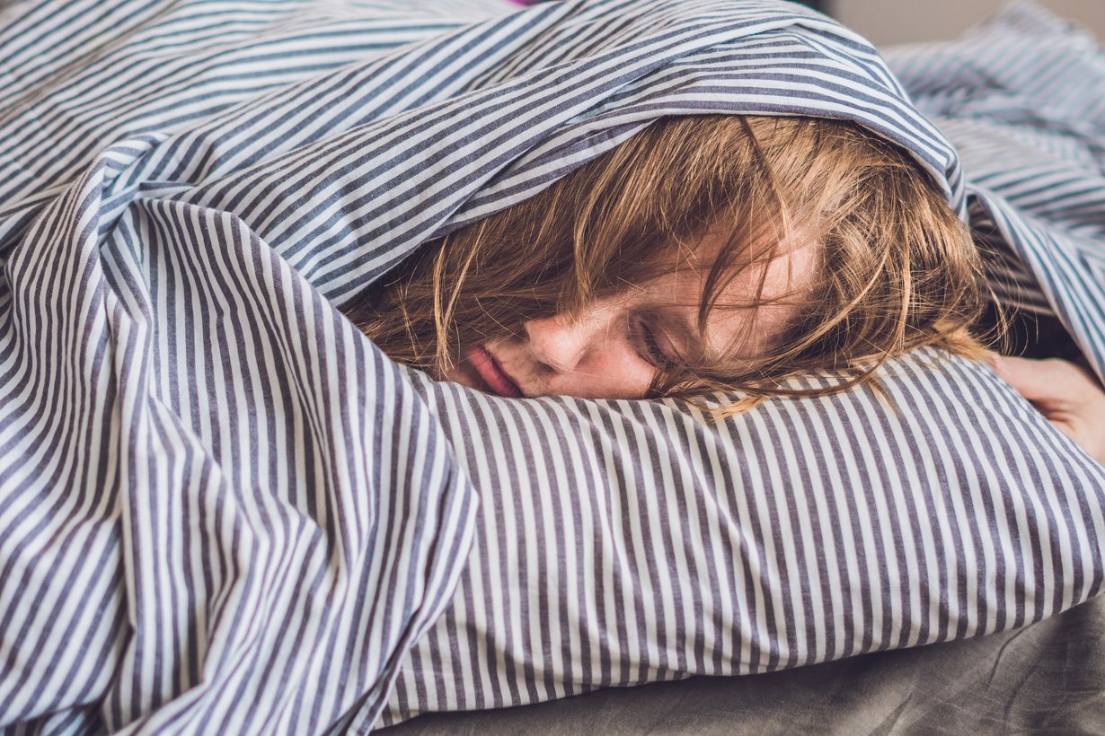 Uneen, liikuntaan ja ruokavalioon kannattaisi kiinnittää huomiota eniten juuri silloin, kun ei huvittaisi ja ehtisi. ”Kiireessä teemme huonoja valintoja. Menemme arjessa vanhalla rutiinilla, koska se on mukavaa ja helppoa”, Työterveyslaitoksen vanhempi tutkija Sampsa Puttonen sanoo. Kuva: Shutterstock