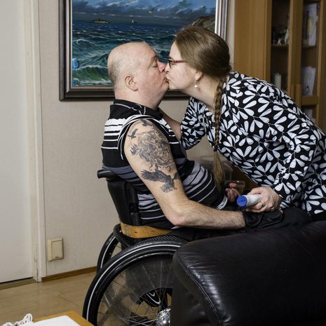 Pyörätuoli rajoittaa elämään, mutta saunan pari lämmittää aina, kun haluaa. Kuva: <span class="photographer">Päivi Karjalainen</span>