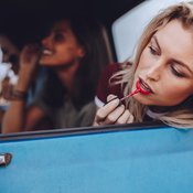 Luonnistuuko sinulta huulten punaaminen autossa?
