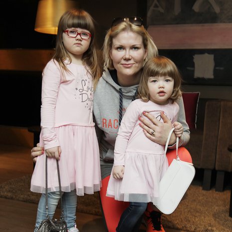 Sanna Kiiski saapui hotelli Glossa järjestettyyn Nestlé Healthy Kids –tapahtumaan tyttäriensä, pian neljä vuotta täyttävän Main ja kaksivuotiaan Livin, kanssa. Kuva: <span class="photographer">Jonna Öhrnberg</span>