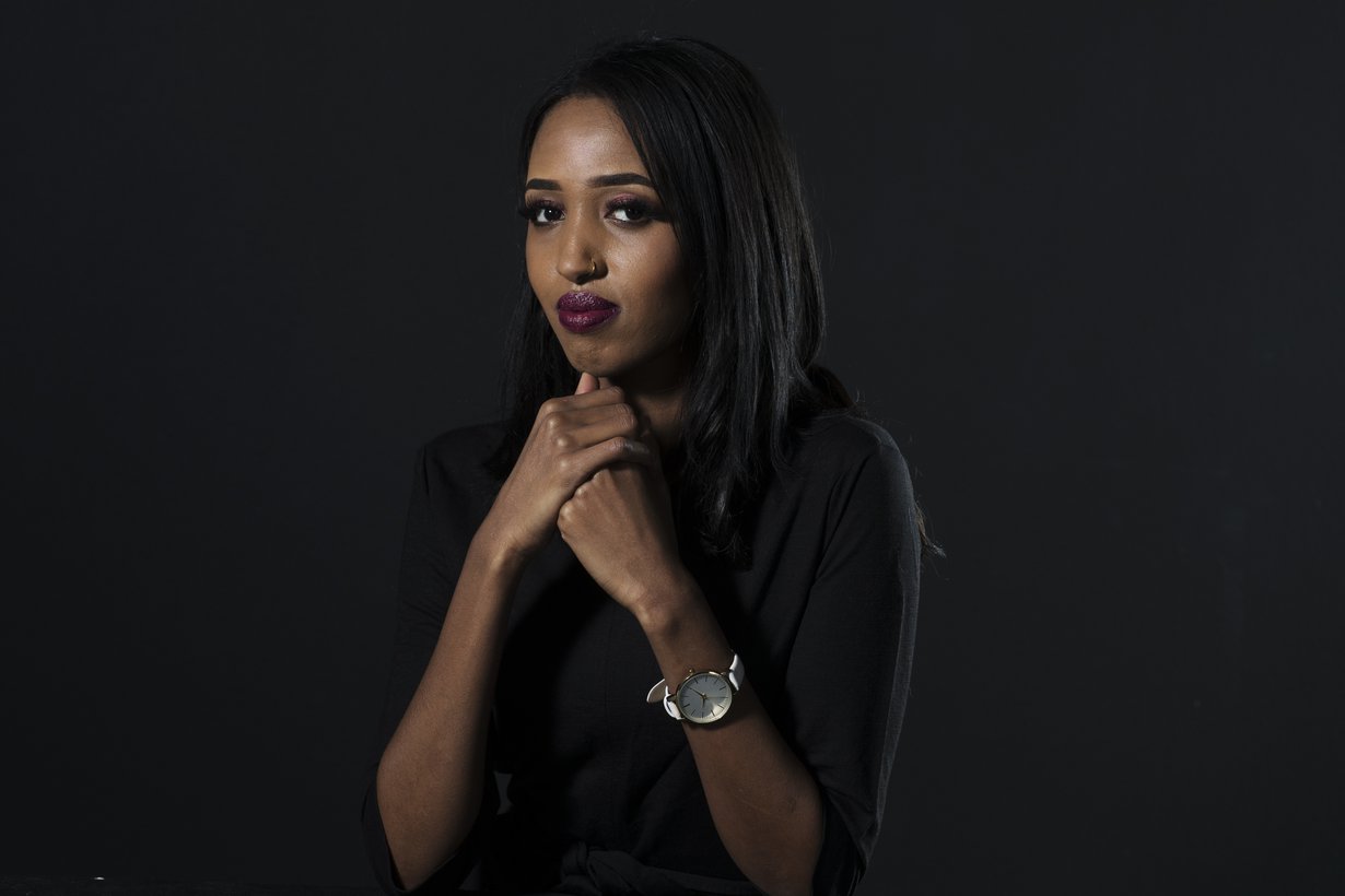 Ujuni Ahmed on nostanut esiin maahanmuuttajataustaisten yhteisöiden ongelmia, erityisesti tyttöjen sukupuolielinten silpomisen.