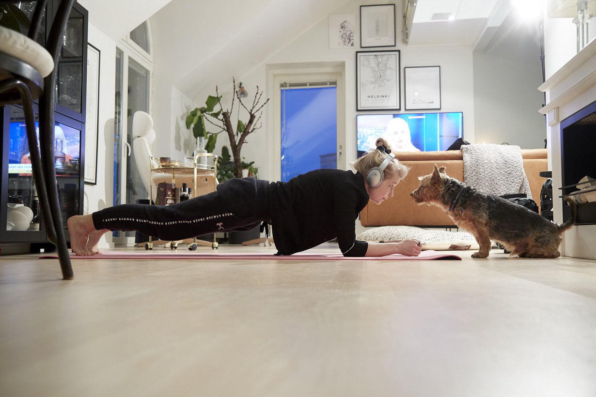 Klo 5.40. Niina lankuttaa, Perro kannustaa. 20 minuuttia voittajatunnista käytetään liikuntaan.