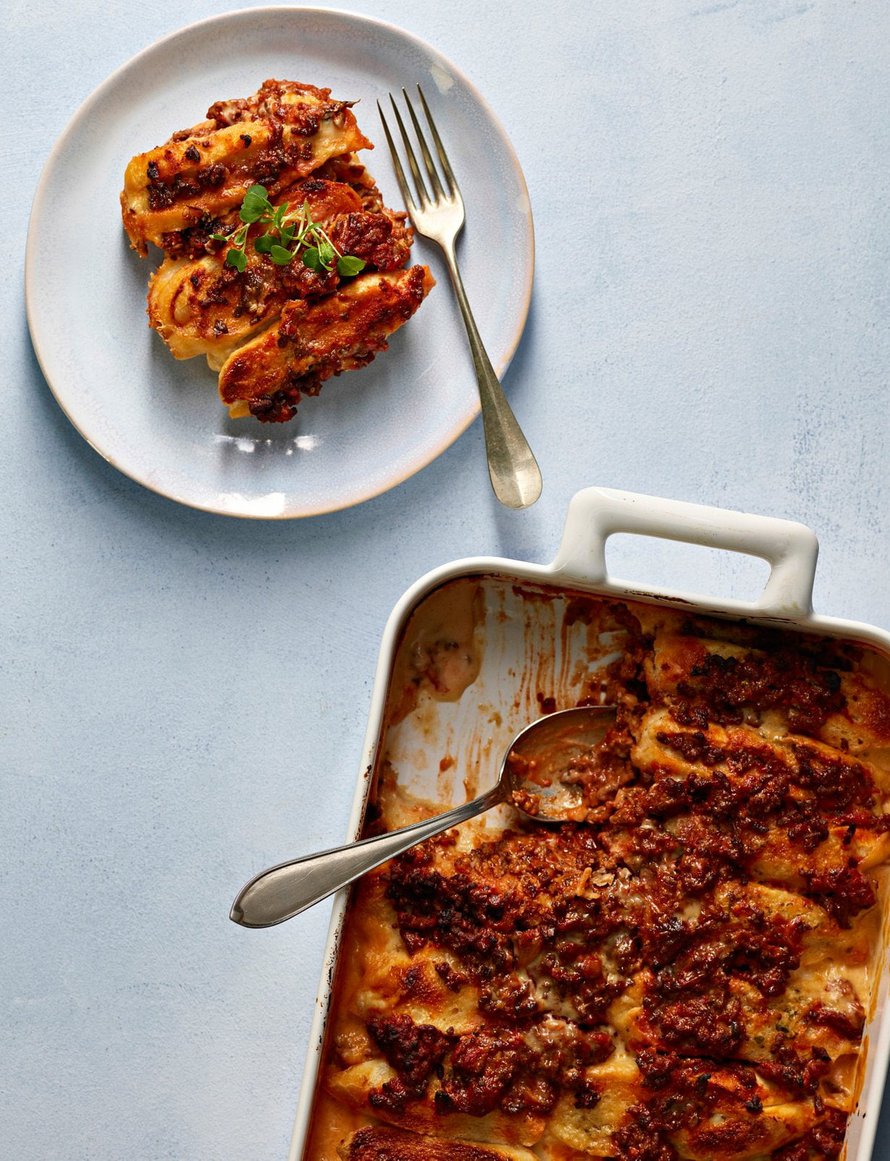 Maailman paras lasagne kätkee sisäänsä valkosipulivoita ja patongin palasia! Kuva: <span class="photographer">Mikko Hannula</span>