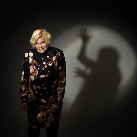 Paula Noronen ei seuraa stand up -komiikkaa eikä ahmi komediasarjoja televisiosta. Eikä lue juurikaan lastenkirjoja. ”Pelkään oman työni sekoittuvan niistä.”