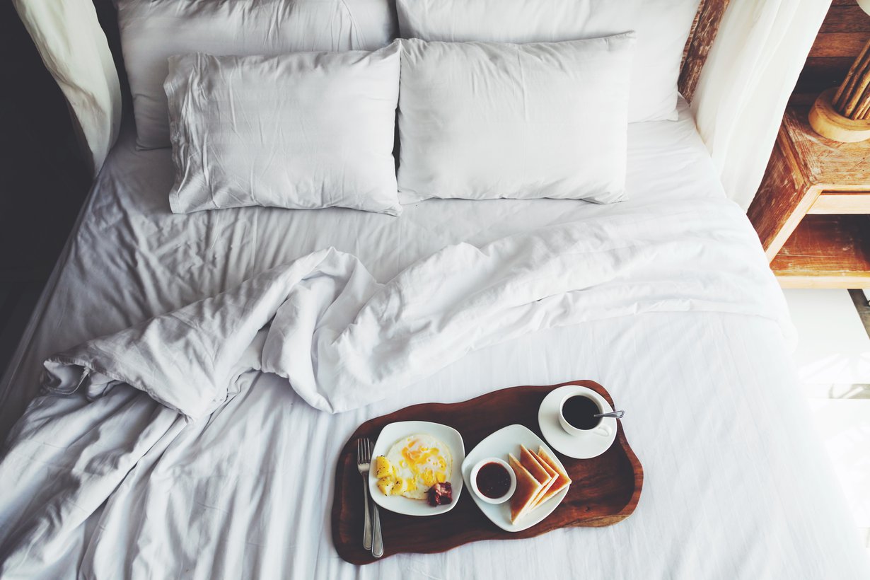 Todellinen nautiskelija tilaa hotelliaamiaisen sänkyyn. Kuva: Shutterstock