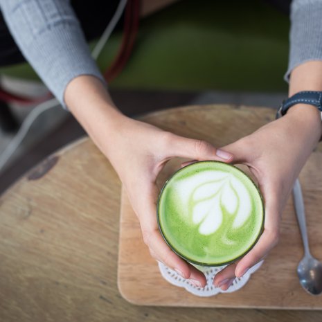 Matcha latte, jossa espresson korvaa matchajauhe, on jo löytänyt tiensä moniin kahviloihin. Kuva: <span class="photographer">Shutterstock</span>