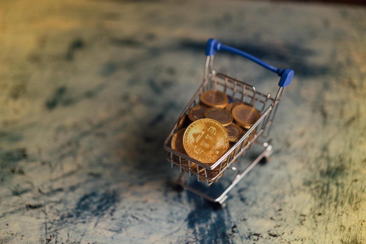 Bitcoinin arvo vaihtelee rajusti: vuosi sitten yksi bitcoin maksoi alle tuhat euroa, jouluna hinta oli yli 16 000 euroa ja nyt lähes puolet siitä, noin 8 800. Kuva: iStock