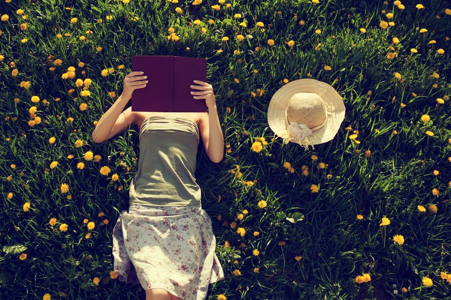 Parhaimmillaan self help -kirja tehoaa kuin terapia. Mutta itsensä kehittäminen voi mennä myös överiksi. Kuva: <span class="photographer">Shutterstock</span>