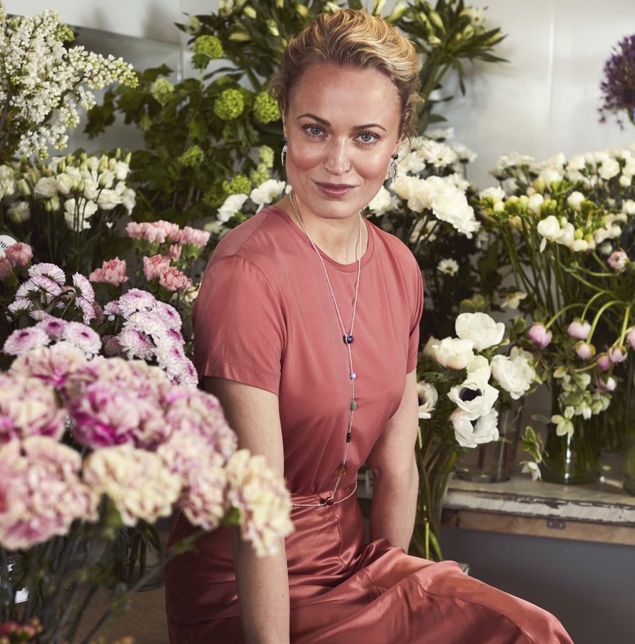 Säväytä vaikka sirolla vartalokorulla! Se tekee perustopistakin juhlavan. Koru 40 €, H&M Conscious Exclusive. T-paita 79 € ja hame 139 €, Samsøe & Samsøe. Korvakorut 50 €, H&M Conscious Exclusive. Sormukset 30 €/3 kpl, H&M Conscious Exclusive. Kuva: <span class="photographer">Piia Arnould</span>