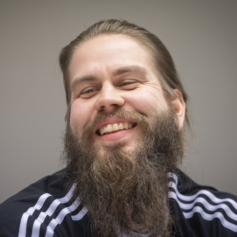 Sohvaperunoiden Juhani Koskisen kasvoja koristaa tuuhea parta. Häntä ei tässä visassa nähdä.