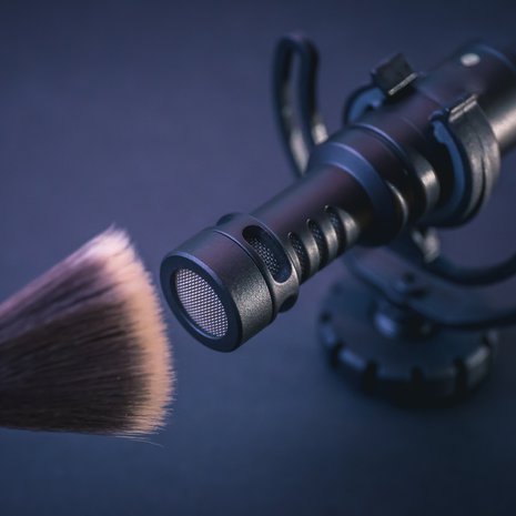 ASMR-videoiden suosio vain kasvaa. Niissä saatetaan vaikkapa sivellä mikrofonia meikkisiveltimellä, mikä kuulostaa korvissa rentouttavalta. Kuva: <span class="photographer">Shutterstock. </span>