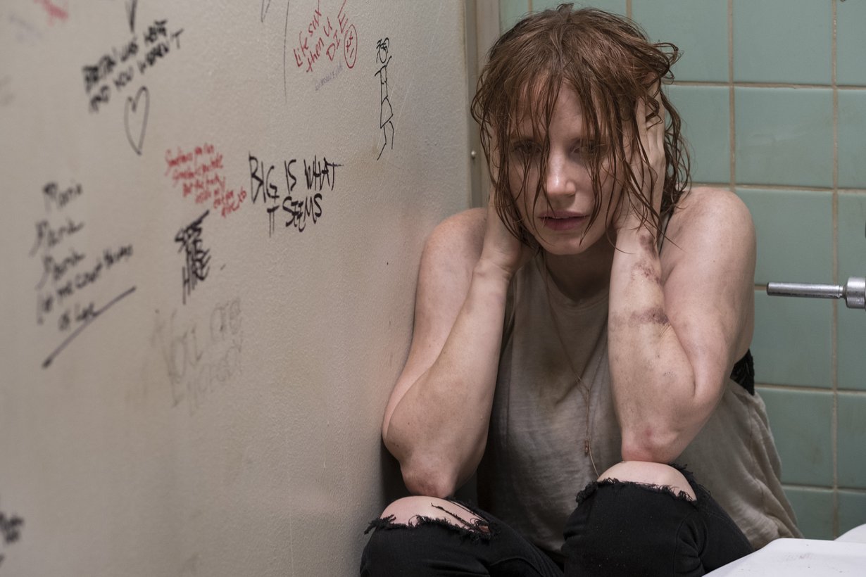 Jessica Chastain näyttelee väkivaltaisessa suhteessa elävää Beverlyä.