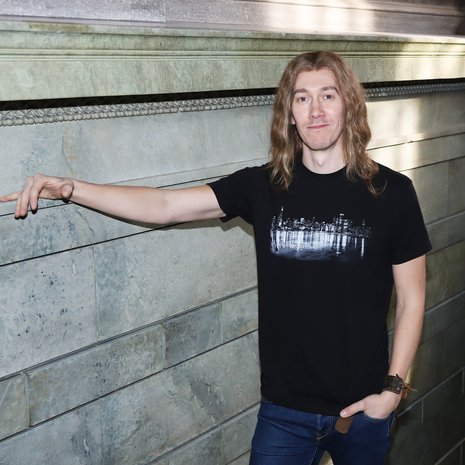 Jussi Vatanen esiintyy Maanantai-sarjassa peruukissa. Kuva: <span class="photographer">Jonna Öhrnberg</span>