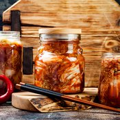 Korealainen kimchi valmistetaan kiinankaalista tai muista kasviksista hapattamalla.