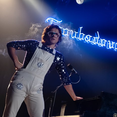 Taron Egerton onnistuu tuomaan Eltonin riikinkukkomaisen roolin takaa esiin herkän ja traumatisoituneen miehen.