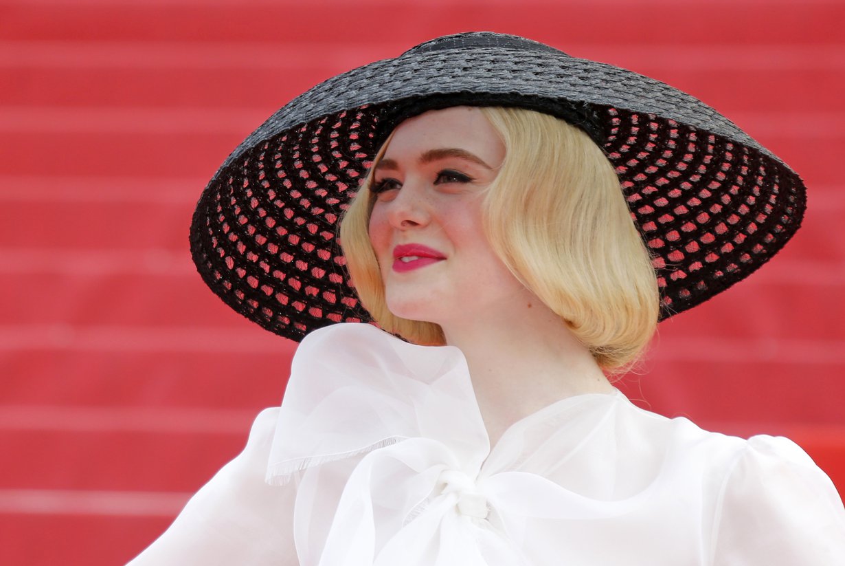 Näyttelijä Elle Fanning luotti klassikoihin eli mustiin rajauksiin ja reippaaseen huulipunaan Cannesin filmijuhlien punaisella matolla.