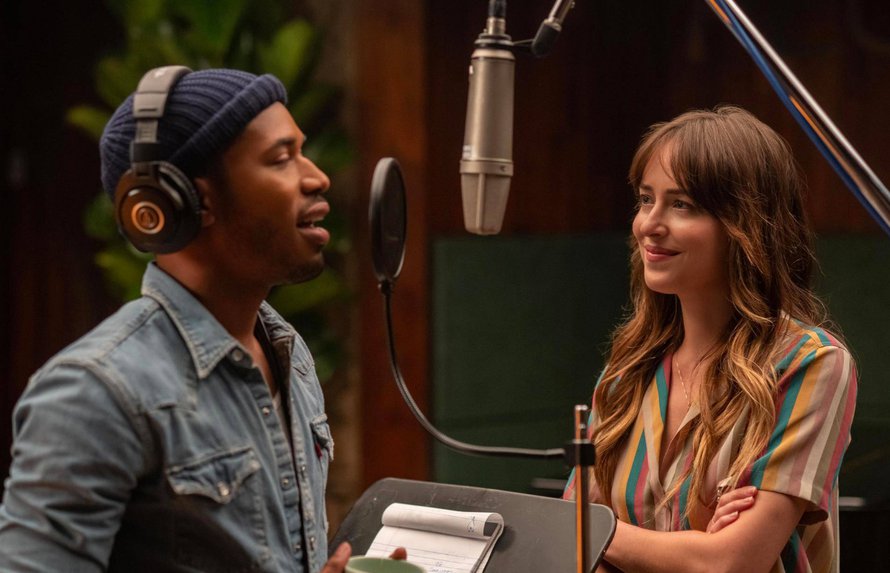 Kelvin Harrison Jr. ja Dakota Johnson suoriutuvat rooleistaan hienosti. Kuva: <span class="photographer">The High Note / Glen Wilson</span>