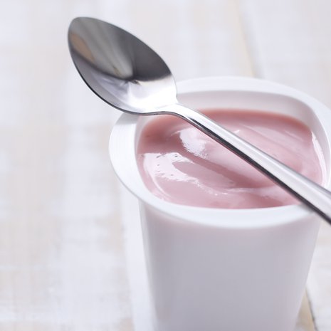 Keräykseen kelpaavat vain tyhjät muovipakkaukset, mutta putipuhtaaksi jugurttipurkkia ei kannata pestä. Turha tiskailu vain kuormittaa ympäristöä. Kuva: <span class="photographer">Shutterstock</span>