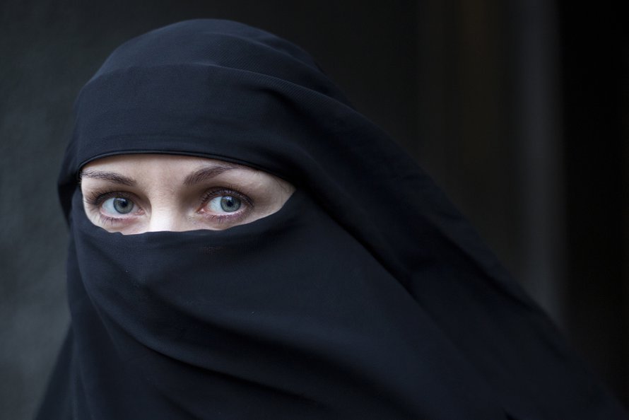 Toimittaja pukeutui päiväksi joidenkin musliminaisten käyttämään niqabiin, koska halusi kyseenalaistaa omia ennakkoluulojaan.