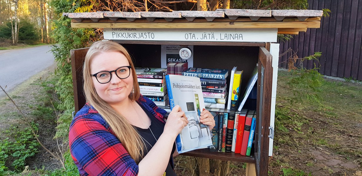 ”Pikkukirjastoissa on jotain jännityksenomaista, sillä koskaan ei tiedä, mitä luettavaa, katsottavaa tai kuunneltavaa niistä löytyy”, Tarja sanoo.