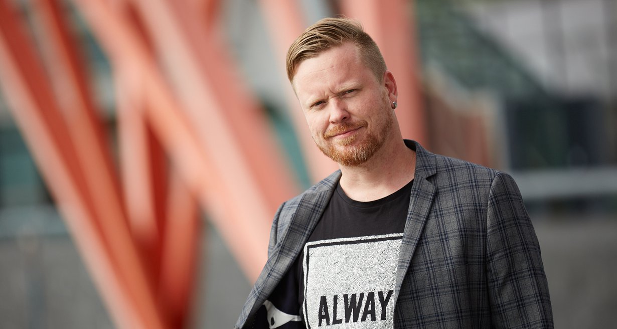”Luvassa on todella kauniita tarinoita ihmisistä, jotka ovat rakastuneita toisiinsa ja jostain syystä ympäristö ei hyväksy sitä”, Sami Minkkinen kertoo Kielletty rakkaus -ohjelmasta. Kuva: Juha Salminen