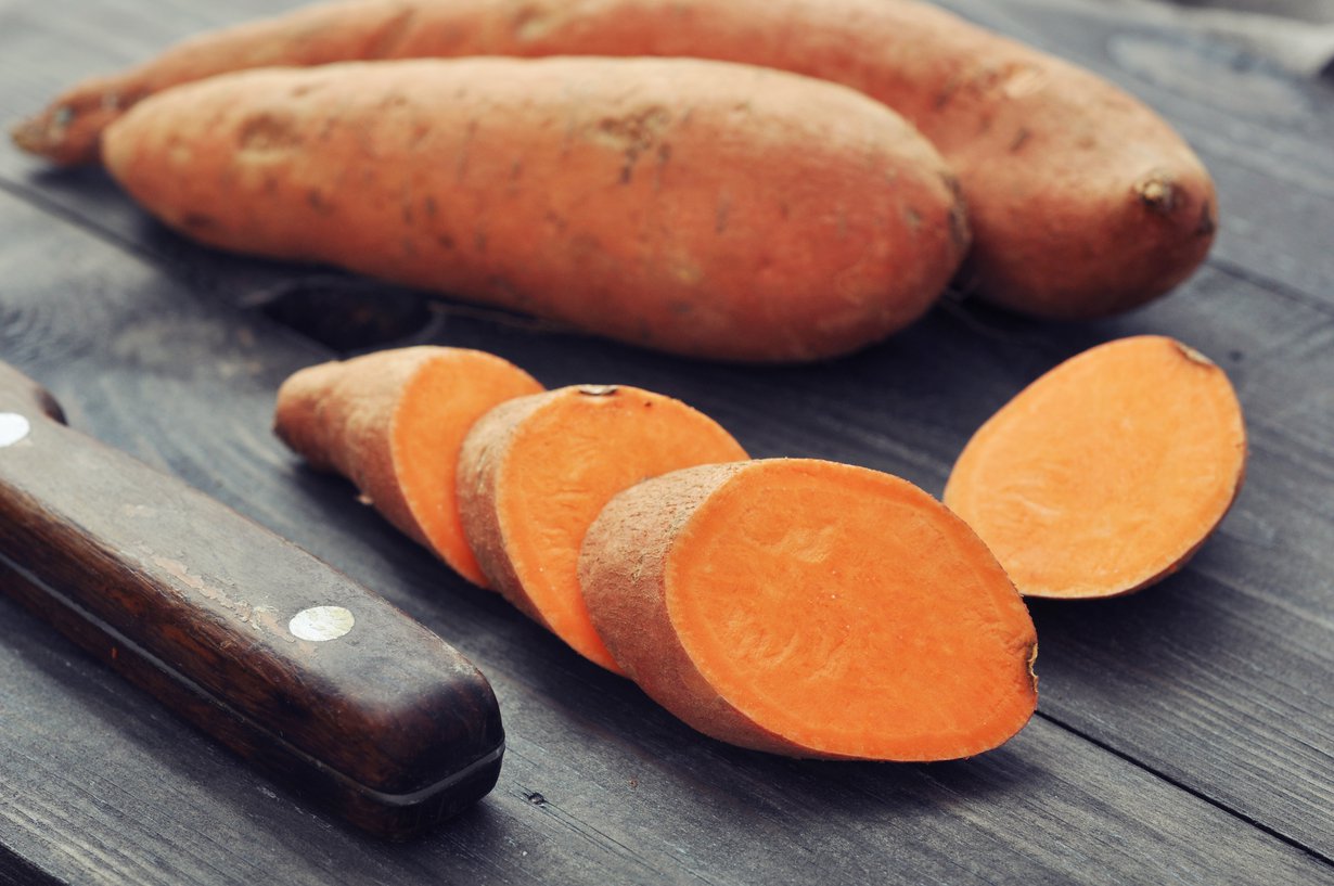 Keittämisen, uunissa paistamisen tai grillaamisen lisäksi makea bataatti soveltuu esimerkiksi keittoihin, piirakoihin, patoihin, muussiin tai laatikoihin. Kuva: Shutterstock