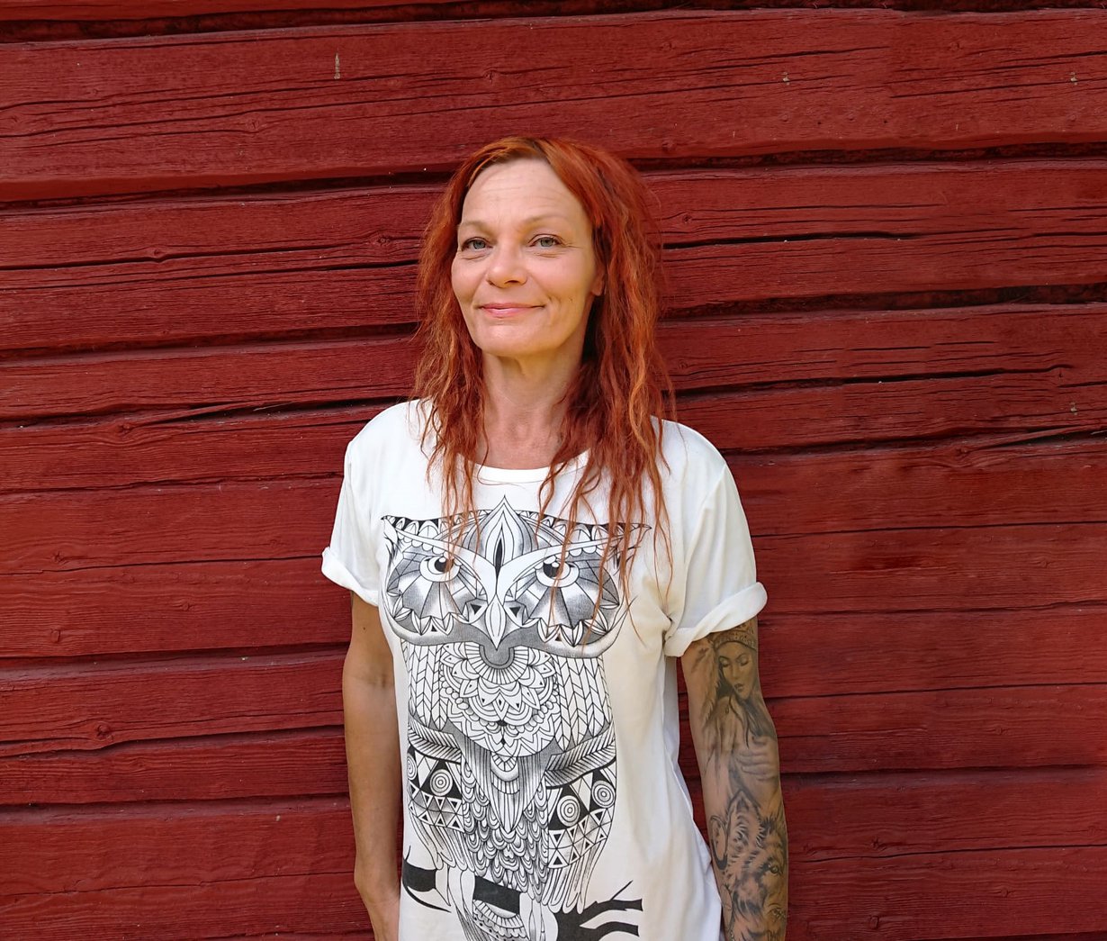 Janna Kari työskentelee siivoojana ja asuu neljän koiransa kanssa punaisessa 25 neliön mummonmökissä Tervajoella.