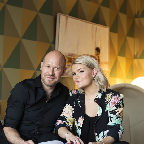Jenna ja Teemu ovat olleet nyt etäsuhteessa puolitoista vuotta. ”Kaipaan Jennaa erityisesti viikonloppuisin. Toivon tulevaisuudelta yhteistä kotia Helsingissä”, Teemu kertoo.