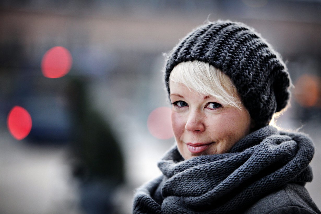 Kirjailija, dokumenttiohjaaja ja kolumnisti Elina Hirvonen. Hänen uusinta kirjaansa odotettiin viisi vuotta, ja pian se ilmestyy. Kuva: Vesa Oja / Sanoma-arkisto
