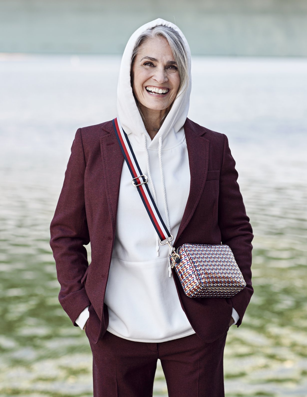 Ryhdikäs ja reteä. Hupparin kanssa puettu puku ei tärkeile tai pingota. Lantiomittainen villasekoitejakku 329,90 € ja vajaamittaiset prässihousut 209,90 €, Gant. Laajahelmainen huppari 49,99 €, Object. Kultapintainen olkalaukku 99,90 €, Tommy Hilfiger.