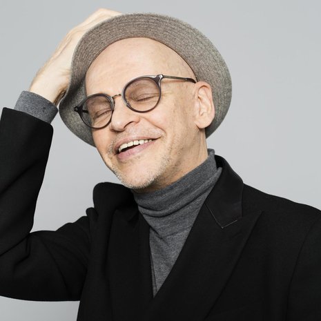 ”Ihminen on aina oikean ikäinen. En ole nostalginen, en haikaile menneitten menestysten tai menetettyjen vuosien perään”, Jorma Uotinen pohtii. Kuvat: Heli Blåfield