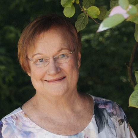 ”Jos joku peukuttaa netissä, se ei ole vielä ystävyyttä. Uskon, että oikeaan ystävyyteen tarvitaan face to face -kohtaamisia tai ihonmyötäistä kosketusta”, Tarja Halonen sanoo.
