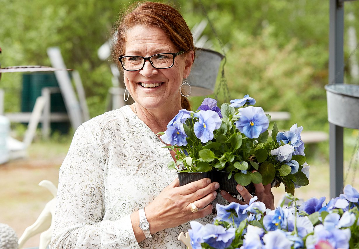 ”En usko kasveille juttelemiseen, enemmänkin niiden uhkailemiseen”, puutarhuri Eija Keckman vitsailee.
