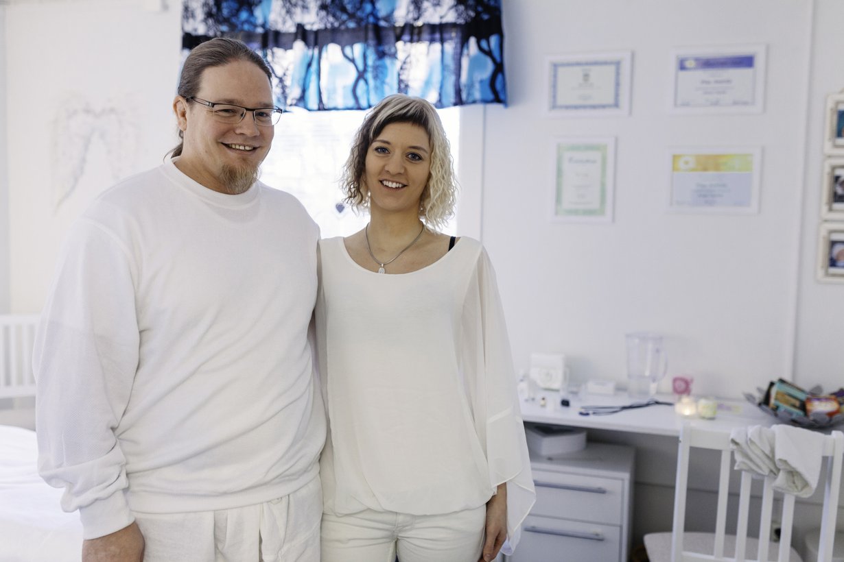 Piian ja Teemun luona käy hoidettavia päiväsaikaan, ja iltaisin he järjestävät kursseja. Perheeseen kuuluu viisi lasta. ”Kiireistä on, mutta aina kun tekee hoidon toiselle, siitä saa itselleen valtavasti energiaa”, Piia sanoo.