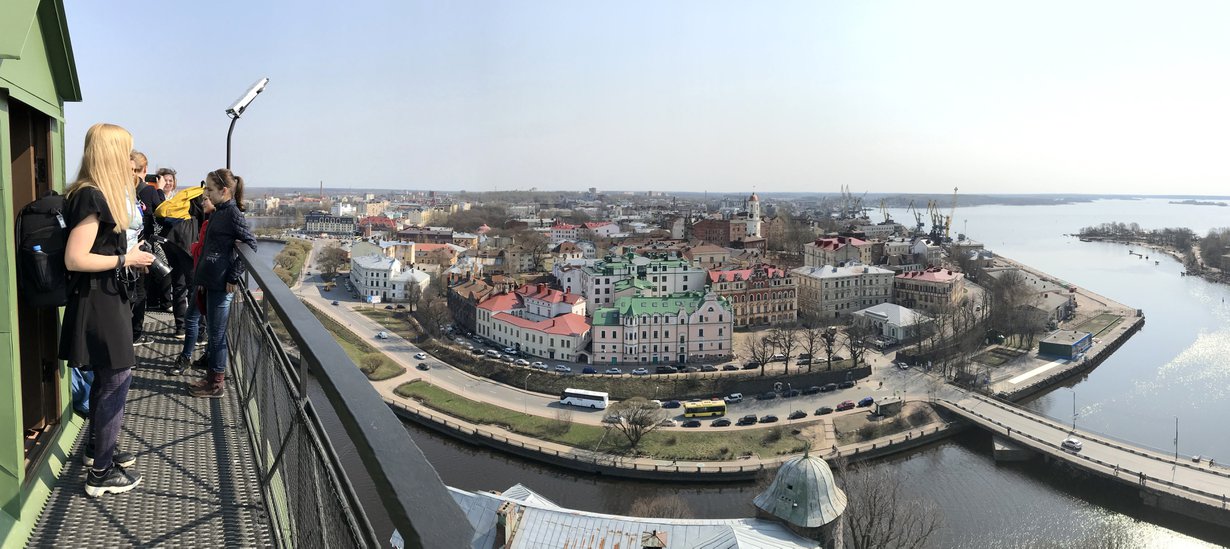 Meri ympäröi Viipurin vanhaakaupunkia kolmelta suunnalta. Linnantorniin kipuaminen maksaa todella vaivan!