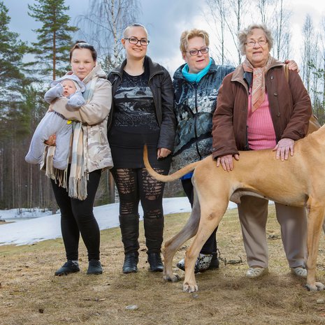 Jättimummo Katri Riekkinen (oik.), 88, isomummo Helena Riekkinen, 61, mummo Veera Riekkinen,33, äiti Satu Riekkinen, 17, ja Sasu-vauva. Kuvat: Petri Blomqvist