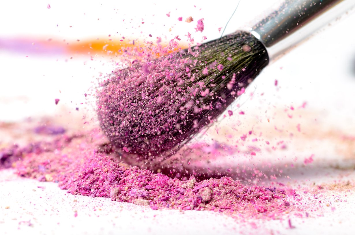 Meikki lipeää kädestä tai kokee kolauksen laukussa, tuttu tunne. Onneksi apu on lähellä! Kuva: Shutterstock