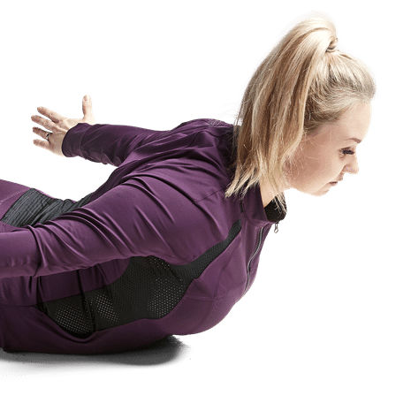 Personal trainer Anni Vallius näyttää tehokkaan kehonpainoliikkeen selälle. Kuva: <span class="photographer">Juha Salminen</span>