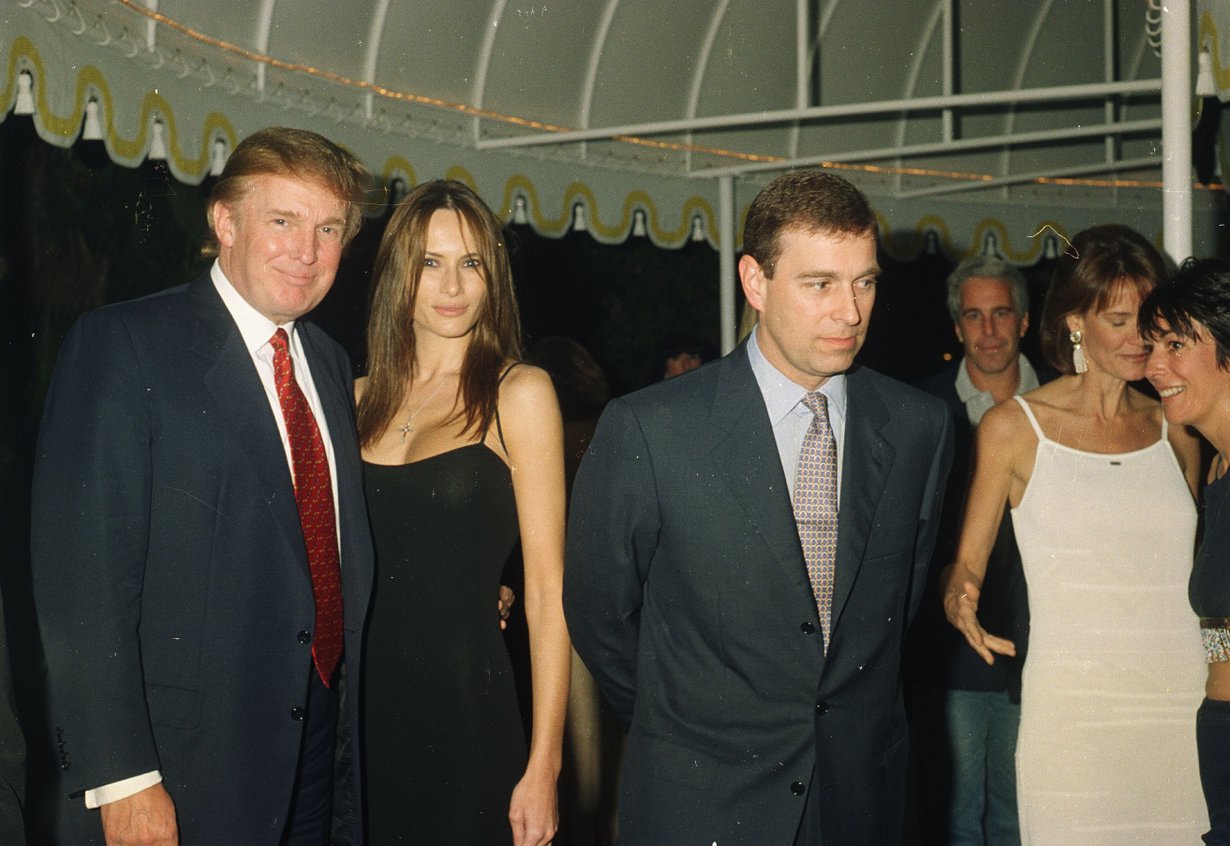 Prinssi Andrew’n kanssa samoihin kuviin on ikuistettu myös Yhdysvaltain nykyinen presidentti Donald Trump puolisoineen.