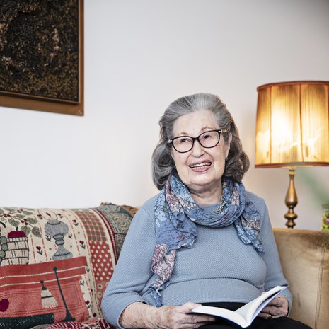 Una Nuotio, 92, on entinen Suomen Kosmetologien Yhdistyksen Opiston pitkäaikainen opettaja ja rehtori, joka kantaa nykyään opetusneuvoksen arvonimeä.n kauneusalan trendejä uteliaana.